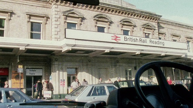 1978蒙太奇残疾乘客乘坐一辆货车前往车站，那里将等待帮助他们/英国视频下载