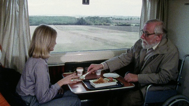 1978蒙太奇坐轮椅的残疾人在火车上，与朋友吃饭、聊天/英国视频下载