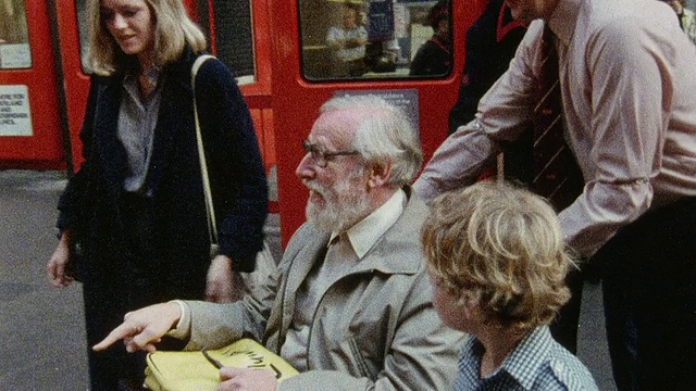 1978蒙太奇坐轮椅的残疾旅客被列车员推下火车迎接家人/英国视频下载