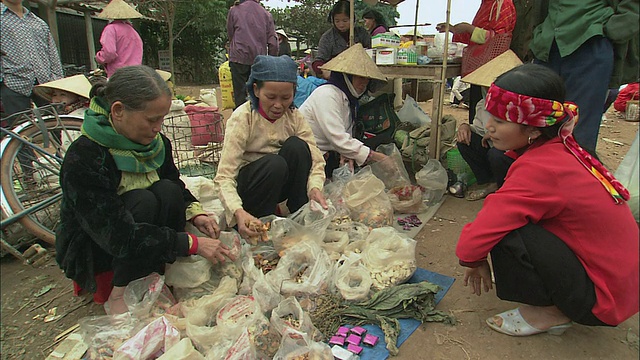 越南巴利亚- vung头，ZI商人在一个农贸市场打包和出售货物视频下载