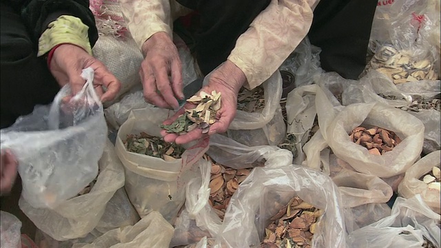 越南巴利亚-丰头巴湾的农贸市场，PAN商人正在展示和装袋药草、根和香料视频下载