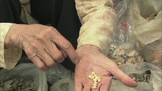 越南巴利亚-丰头巴湾的农贸市场，CU商人在展示药草和种子视频下载