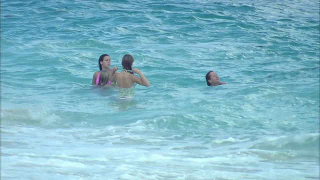 在波涛汹涌的海浪中游泳的人/巴哈马视频下载