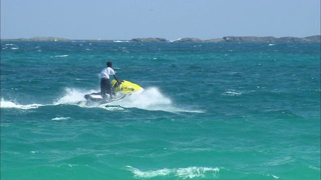 TS喷气滑雪者飞驰过海浪/巴哈马群岛视频下载