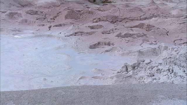 黄石国家公园的温泉，沸腾的泥浆和上升的蒸汽/怀俄明州，美国视频下载