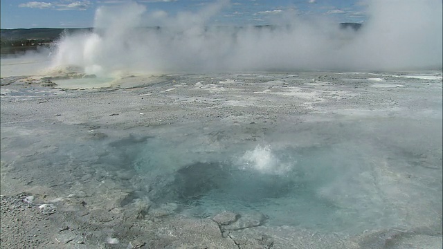 6月TU黄石国家公园的几个小间歇泉喷涌而出，蒸汽从喷涌的水中升起/怀俄明州，美国视频下载