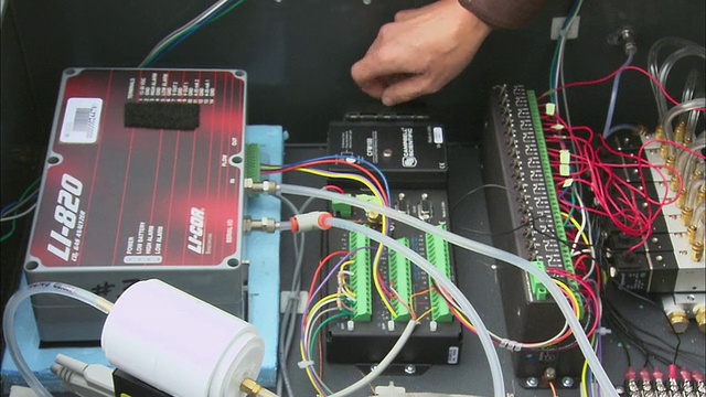 美国阿拉斯加，HA科学家使用气体分析仪视频素材