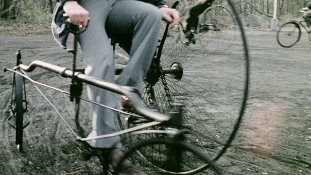 1974年，蒙太奇自行车手骑着各种老式自行车和两轮车在公园/英国视频下载