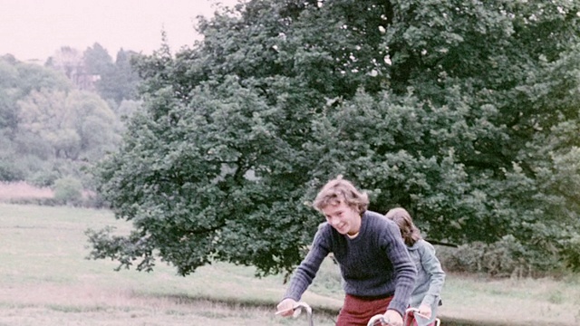 1974蒙太奇骑自行车的人在公园小径和丘陵地带骑行/英国视频下载