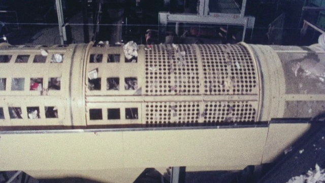 1976年在英国赫特福德郡斯蒂夫尼奇回收实验室的蒙太奇旋转筛网纺丝视频下载