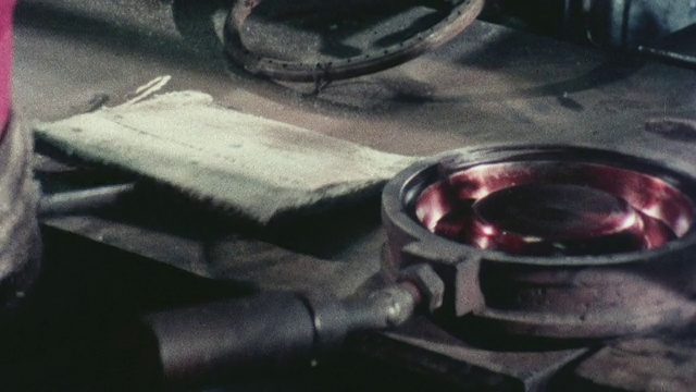 1976年，蒙太奇工人在玻璃吹制设施从模具中去除玻璃/英国赫特福德郡斯蒂夫尼奇视频下载