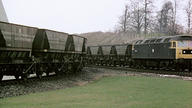 1980年，旋转煤车沿着捕获轨道行驶，往返于煤站/英国视频素材