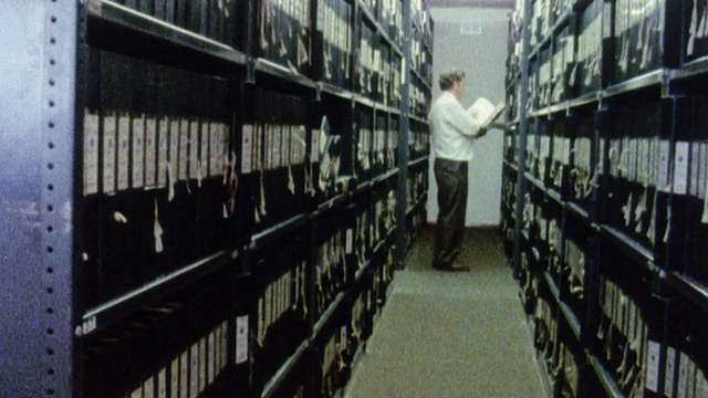 英国公务员使用纸张在分类账、档案和记录簿中存储信息视频下载