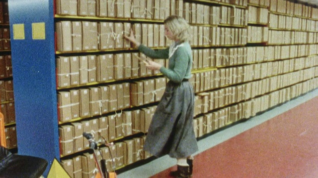 蒙太奇公共记录办公室工作人员接收文件请求，然后从一个广泛的收藏书架档案/邱园，英国，英国视频下载