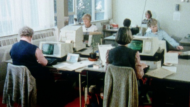 蒙太奇打字员在他们的办公桌上工作在一个办公室/英国视频素材