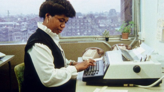在英国某办公室使用台式终端微机的打字员视频下载