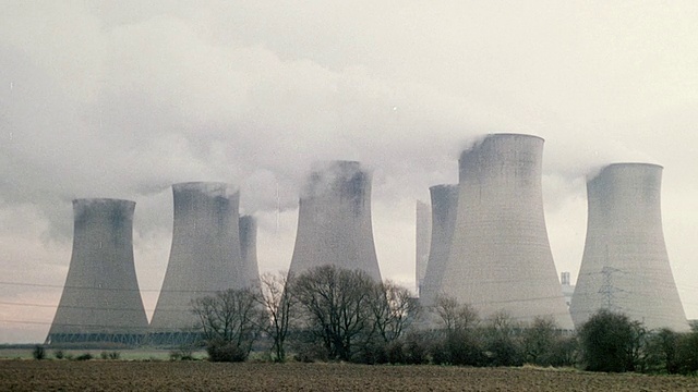 英国核电站的蒙太奇冷却塔视频下载