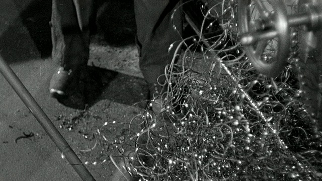 第二次世界大战军工厂工人操作设备，清扫地板上的金属刨花，讨论疲劳/英国视频下载