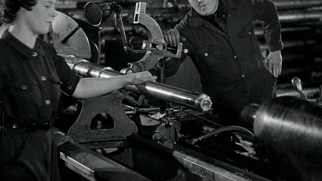 B/W蒙太奇工人在第二次世界大战军火厂操作机器/英国，英国视频素材