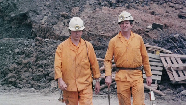 身穿橙色工作服的经理们在煤矿地面上走动，对矿工工作的地方进行安全检查/英国视频下载