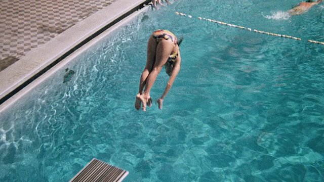 蒙太奇游泳运动员跳水从跳板进入游泳池，游泳者在涉水池/英国视频下载