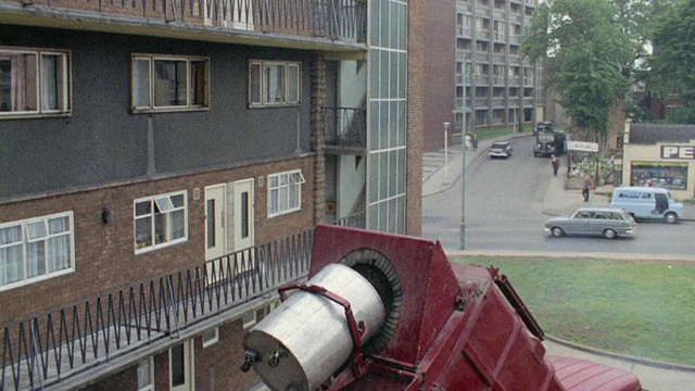 在英国布里斯托尔，工人们正在外面滚动一个煤渣块，准备倾倒到一辆卡车上视频下载