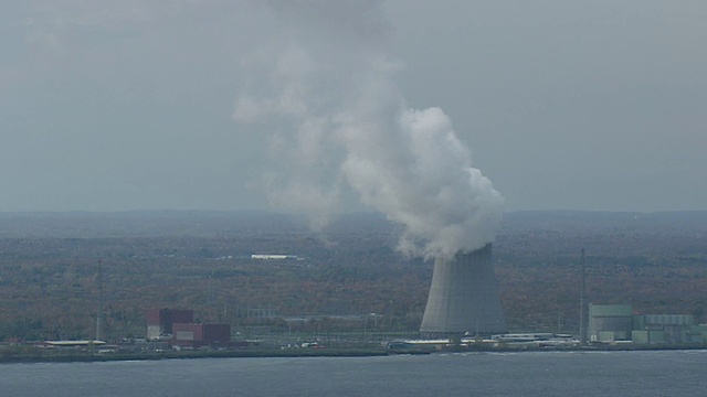 美国纽约九英里角核电站安大略湖岸边的空中冷却塔冒出滚滚的蒸汽视频下载