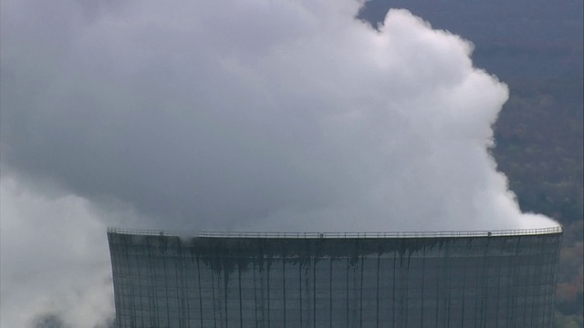 美国纽约九英里角核电站冷却塔顶部冒出滚滚蒸汽视频下载