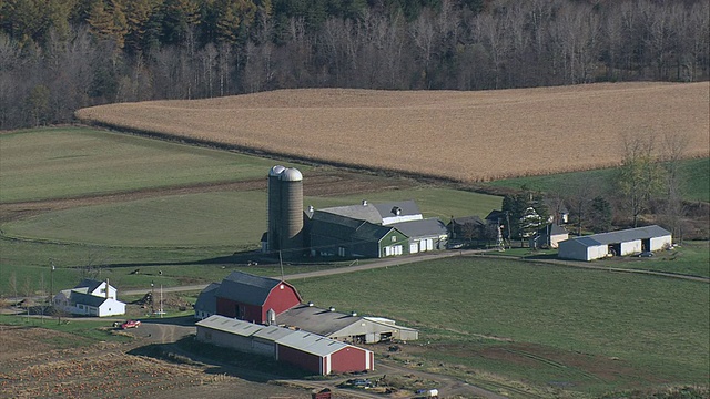 美国纽约郊区的空中农场，有谷仓和谷仓视频素材