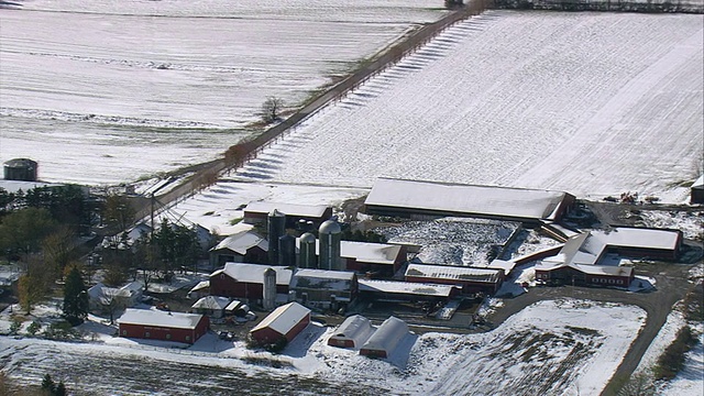 一个覆盖着一层薄雪的农场/美国纽约视频素材