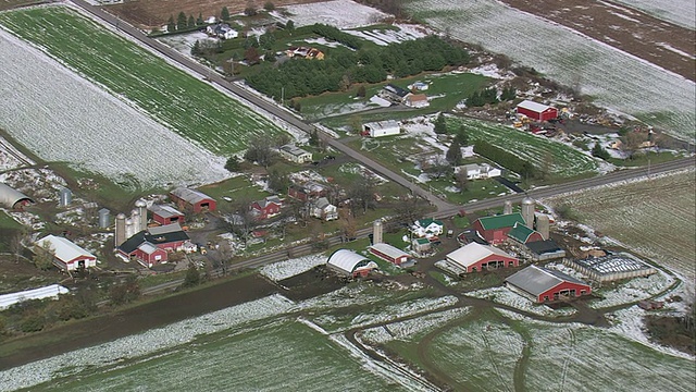 一个覆盖着一层薄雪的农场/美国纽约视频素材