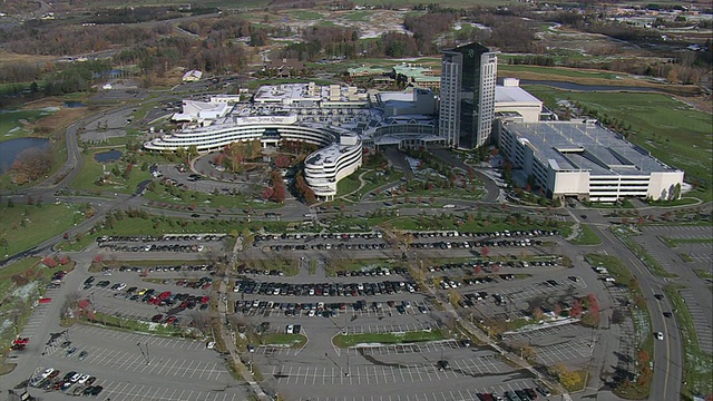 空中转弯石度假村和赌场周围的停车场和地面/维罗纳，纽约，美国视频素材