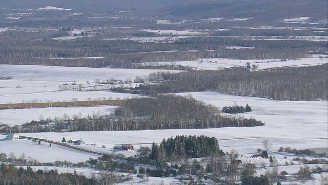 空中雪覆盖的景观和田野在纽约/美国农村视频素材