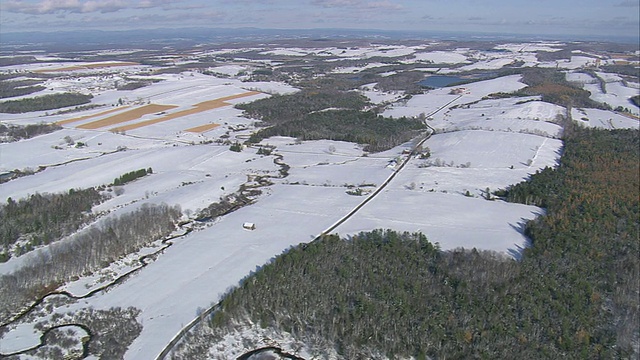 空中的雪覆盖的农场和田野在纽约/美国农村视频素材