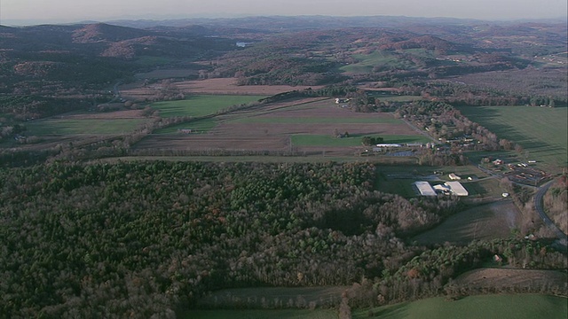空中农场社区和田野，以及秋叶起伏的山丘/纽约，美国视频下载