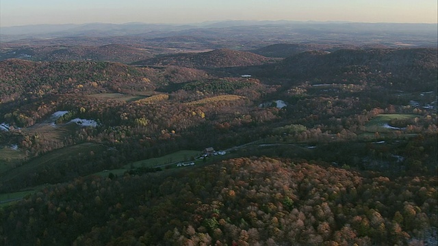 空中农场社区和田野，在傍晚的光线下，起伏的山与秋叶/纽约，美国视频下载