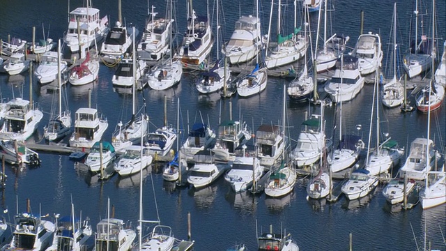 美国罗德岛艾伦港/北金斯敦航拍停泊的帆船视频下载