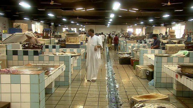 巴林麦纳麦室内鱼市的瓷砖摊位视频下载