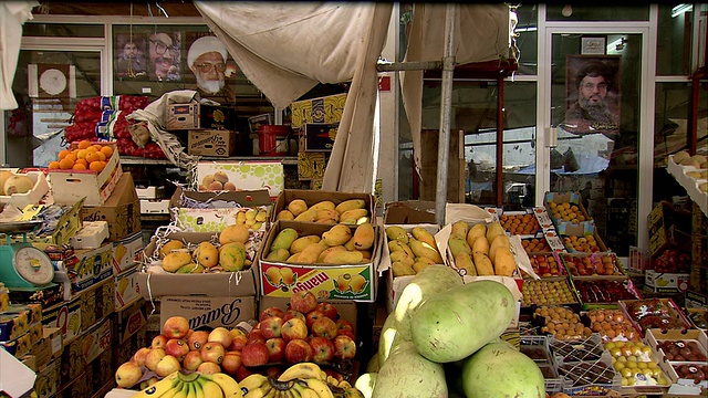 巴林麦纳麦食品市场外陈列的各种水果和农产品视频下载