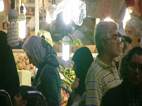 德黑兰，伊朗德黑兰，顾客在农产品市场购物视频下载