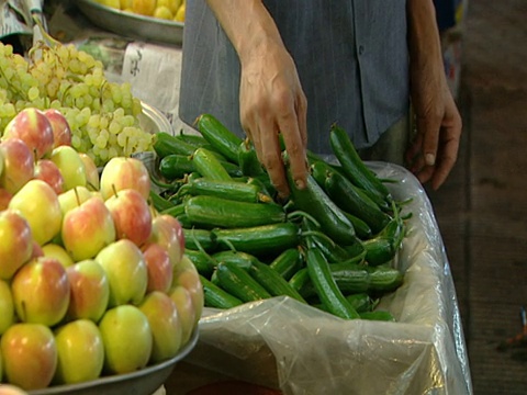 伊朗德黑兰，伊朗德黑兰，HA商人在市场摊位上安排农产品视频下载