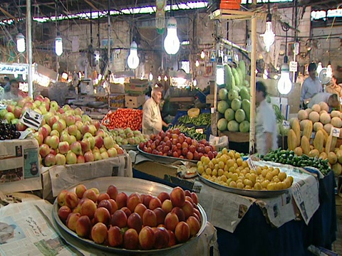 伊朗德黑兰，德黑兰，一个农产品市场的老主顾和小贩视频下载