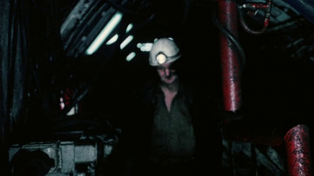 蒙太奇矿工监控煤矿输送机和设备/英国，英国视频下载