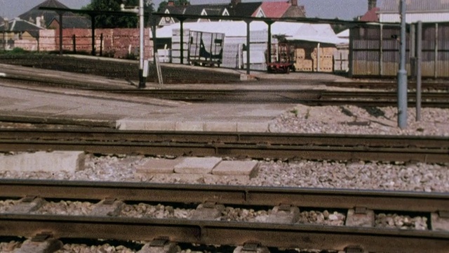蒙太奇行人不安全穿过火车轨道/英国视频下载