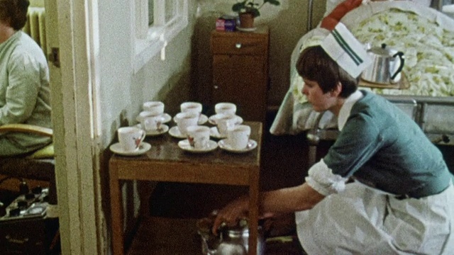 蒙太奇护士为精神病患者倒茶和提供食物/普利茅斯，英国视频下载