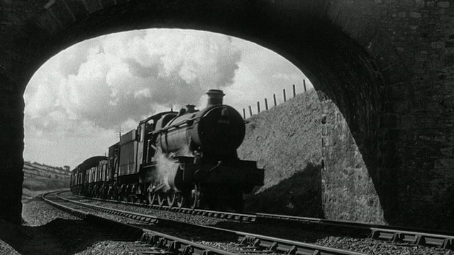桥下行驶的多车厢蒸汽火车/英国，英国视频下载