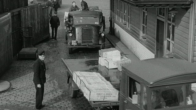 蒙太奇工人将货物从卡车上卸载到运输/英国的货车上视频下载