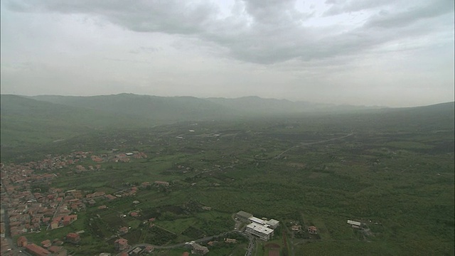 空中小镇位于群山环抱的山谷中视频下载