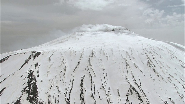 空中积雪覆盖着山顶视频下载