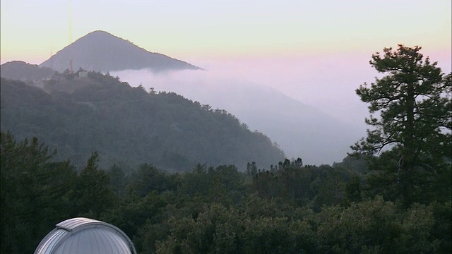 日落时，云落在山峰之间视频下载